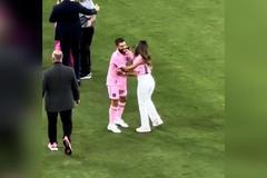 Messiho žena chtěla líbat manželova spoluhráče. Maskota na atletice dohnala karma