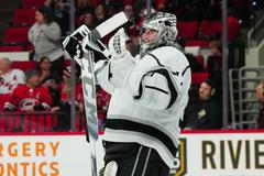 Brankář David Rittich slaví v NHL výhru Los Angeles proti Carolině