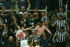 Newcastle - Paris St. Germain, Liga mistrů (Sean Longstaff)