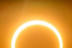 Ohnivý kruh. Snímek surfaře během prstencového zatmění Slunce, který pořídil brazilský fotograf Marcelo Maragni