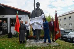 Kateřina Konečná, europoslankyně, politička, Roman Ramach, politik, předseda, Zlínský krajský výbor KSČM, socha, Julius Fučík, odhalení