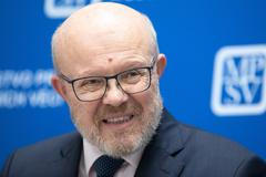 Ministr zdravotnictví Vlastimil Válek na tiskové konferenci ke krizi ve zdravotnictví, Mladí lékaři, zdravotnictví, krize