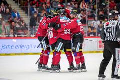 Radost hokejistů Sparty v zápase extraligy na ledě Třince