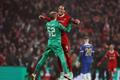 Virgil van Dijk a Caoimhin Kelleher slaví titul Liverpoolu v Ligovém poháru