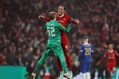 Virgil van Dijk a Caoimhin Kelleher slaví titul Liverpoolu v Ligovém poháru