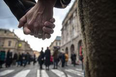 Střelba na Filozofické fakultě UK - pieta - obejmutí školy, zpěv, zármutek, studenti