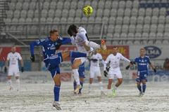 Denis Ventúra z Olomouce (vlevo) v souboji se záložníkem Slovácka Markem Havlíkem