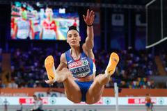 Ivana Vuletaová při skoku do dálky na halovém ME 2023 v Istanbulu