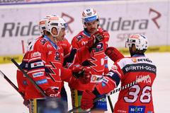 Hokejisté Pardubic slaví gól v síti Vítkovic