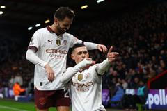 Phil Foden a Bernardo Silva slaví gól Manchesteru City proti Bournemouthu