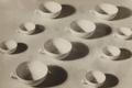 Josef Sudek, šálky ze porcelánového souboru navrženého Ladislavem Sutnarem