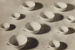Josef Sudek, šálky ze porcelánového souboru navrženého Ladislavem Sutnarem