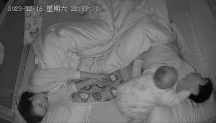 Dítě vyřeší problém s otcovým chrápáním. Video s rázným řešením se stalo hitem