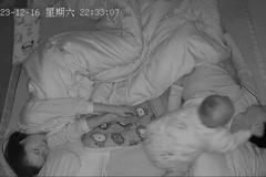 Dítě vyřeší problém s otcovým chrápáním. Video s rázným řešením se stalo hitem