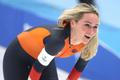 Nizozemka Irene Schoutenová v cíli závodu rychlobruslařek na 5000 m na ZOH v Pekingu 2022