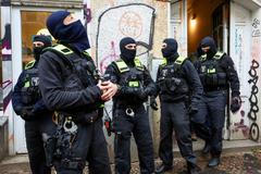 Němečtí policisté při razii proti stoupencům Hamásu v Berlíně.