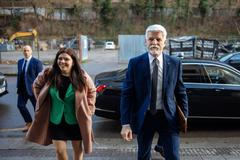 Prezident Petr Pavel a mluvčí Markéta Řeháková, auto