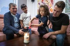 Ivo a partner Jakub, gay pěstouni se svými dvěma dětmi