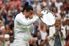 Plačící Uns Džábirová po finále Wimbledonu 2023