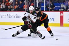 Adam Ružička v dresu Arizony v zápase NHL proti Philadelphii