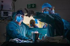 Vyjmou játra a našijí cévy zemřelých dárců. Náročná transplantace obrazem