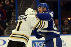 Sestřih utkání Tampa - Boston včetně bitky, při níž Trent Frederic utrpěl krvavé zranění