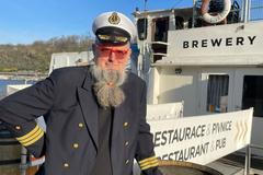 Radní Prahy 1 Vojtěch Ryvola před svou lodí, která kotví na Vltavě v centru Prahy, a Ryvola v ní bydlí.