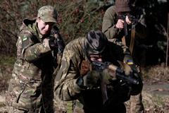 "Důvěra k vládě se ztratila." Ukrajinci se snaží netradičně lákat dobrovolníky do války