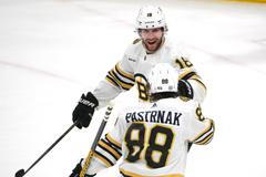 Sestřih utkání Boston - Utah včetně dvou gólů Davida Pastrňáka