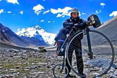 Cesta Joffa Summerfielda kolem světa na vysokém historickém kole