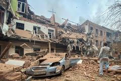 Následky pátečního ranního ruského útoku na Charkov.