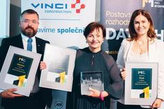 Cenu za vítězství ve výzkumu Město pro byznys převzala zastupitelka města Brno Anna Putnová (uprostřed)