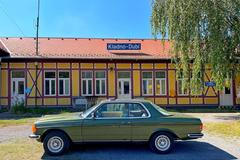 Mercedes-Benz 230 CE (C123 / W123) piano