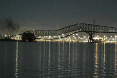 Nákladní loď v Baltimoru narazila do mostu, který se ihned zřítil