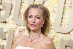 Hvězda Sexuální výchovy překvapila na předávání Globů. Šaty jí zdobily ručně šité vagíny