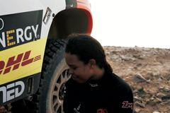 Aliyyah Kolocová bojuje s technikou ve 2. etapě Rallye Dakar