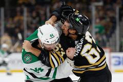 Boston - Dallas: Brad Marchand a Joel Hanley (44)