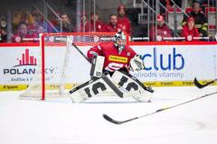 Hokejový brankář Sparty Jakub Kovář