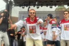 David Pastrňák patřil mezi hokejisty, kteří slavili na Staroměstském náměstí nejvíce. Kdykoliv se přiblížil na okraj pódia, fanoušci ho mohutně zdravili.