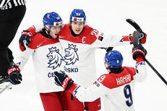 Jiří Kulich slaví se spoluhráči gól v zápase o bronz na MS juniorů