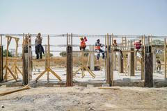 Parta českých studentů staví školu v Africe. Pomáhají jim místní