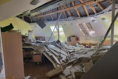 Spadlý strop ve školce