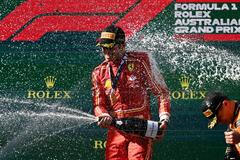 Carlos Sainz jr. z Ferrari slaví triumf ve VC Austrálie F1 2024