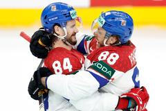 Tomáš Kundrátek a David Pastrňák slaví gól ve finále MS 2024 Česko - Švýcarsko