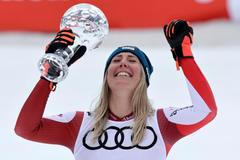 Cornelia Hütterová s malým křišťálovým glóbem za sjezd v sezoně 2023/24