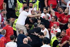 Konflikt českých a tureckých fanoušků během zápasu Eura 2024 Česko - Turecko