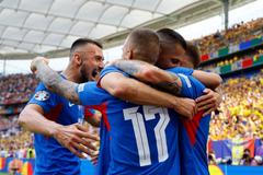 Slováci slaví gól v zápase Eura 2024 Rumunsko - Slovensko