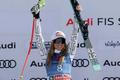 Ester Ledecká slaví vítězství v super-G v Saalbachu