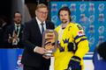 Erik Karlsson s trofejí pro bronzový tým po zápase MS 2024 o 3. místo s Kanadou
