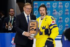 Erik Karlsson s trofejí pro bronzový tým po zápase MS 2024 o 3. místo s Kanadou